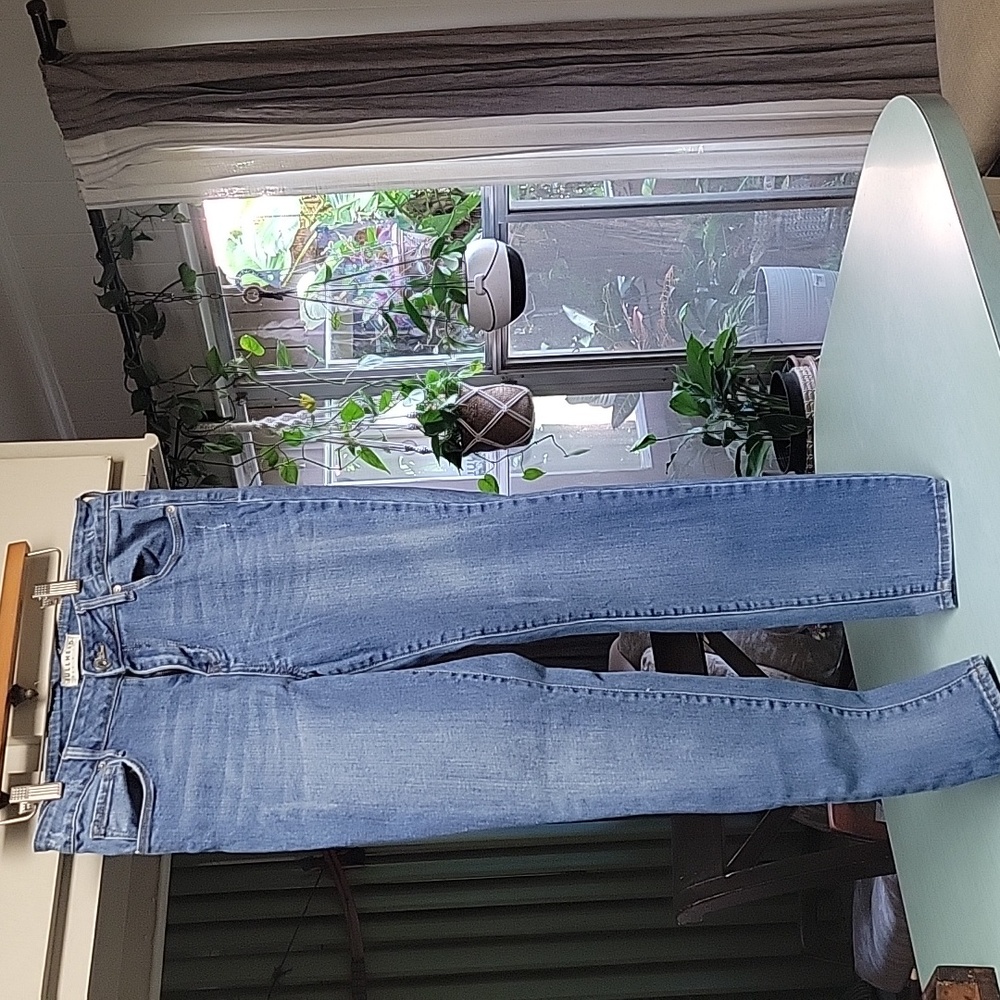 Bullhead low rise skinniest blue jeans.